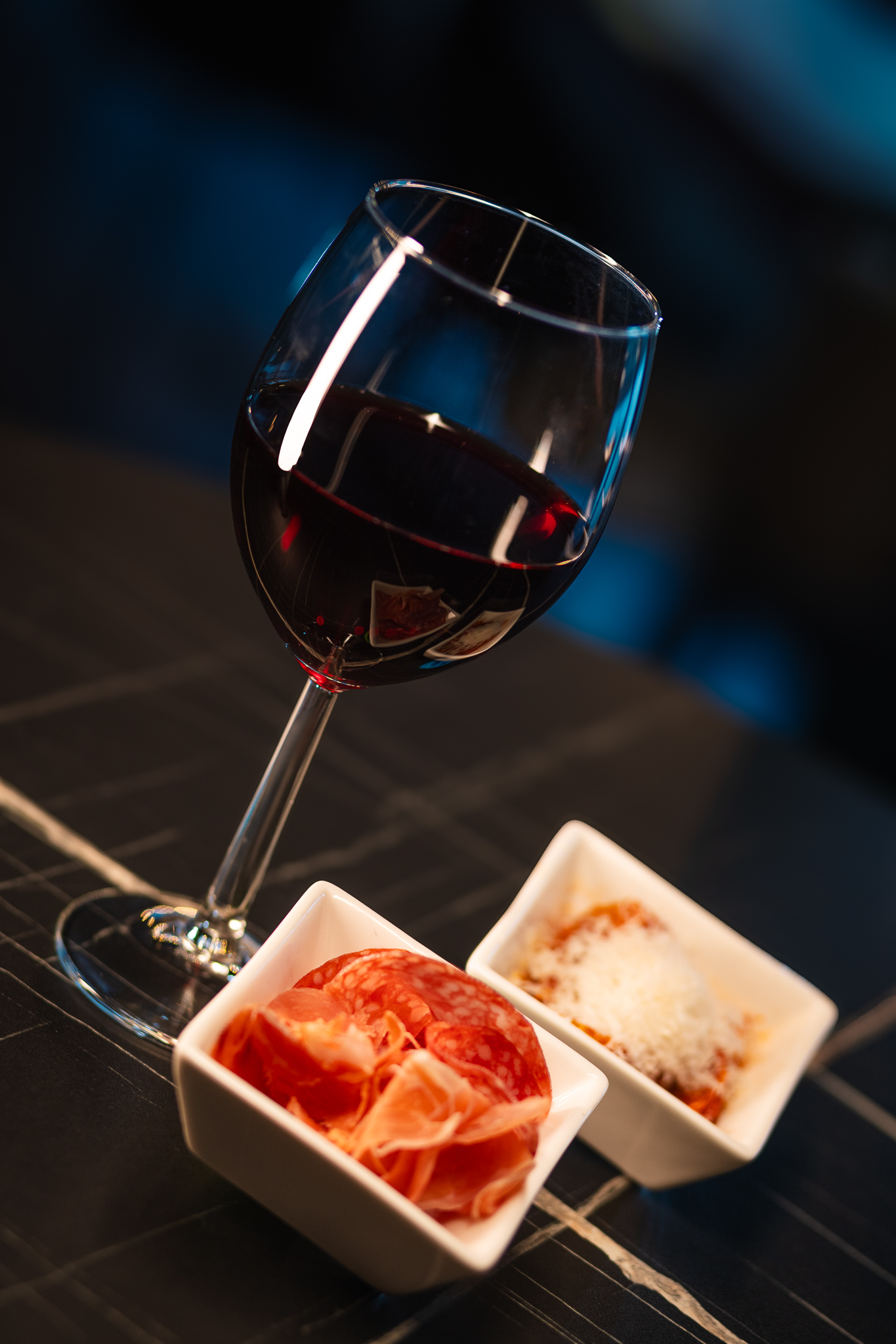 Punaviini ja tapasannoksia UP Bar & Loungessa
